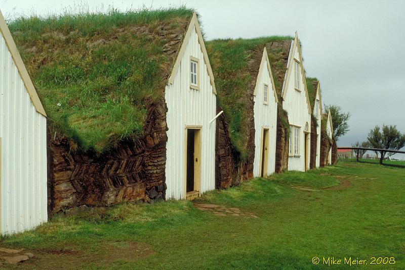 Iceland-1998-55.jpg - The resotred farm at Glaumbær