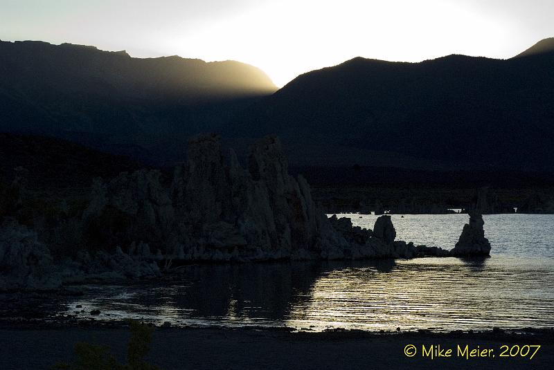 MonoLake-2007-12.jpg - Sun behind the Sierras, at Mono Lake.