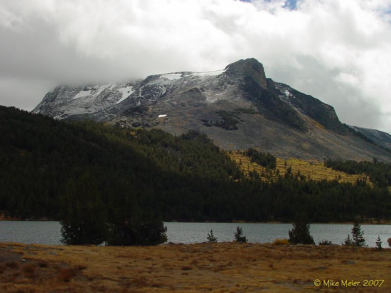 Tioga2006-05.jpg - Mount Dana in the clouds, from Tioga Lake